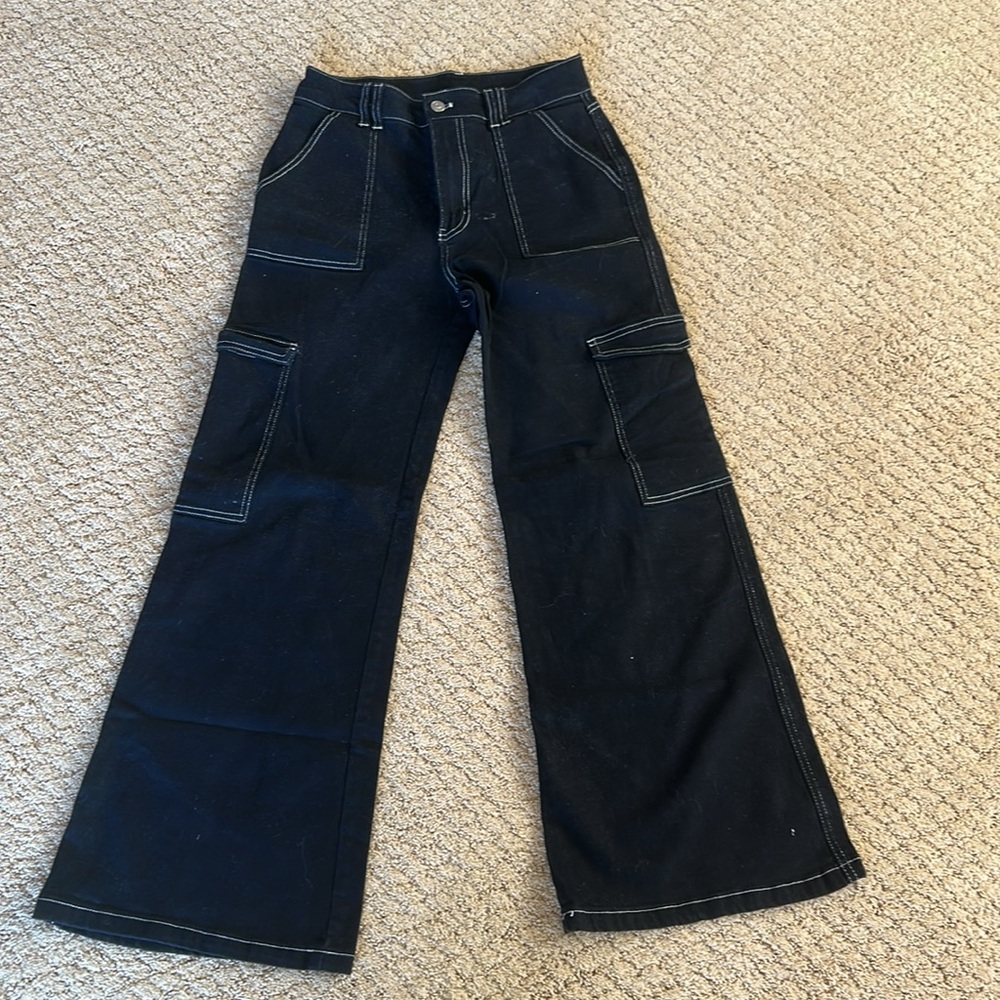 Black cargo jeans with white stitching, M
